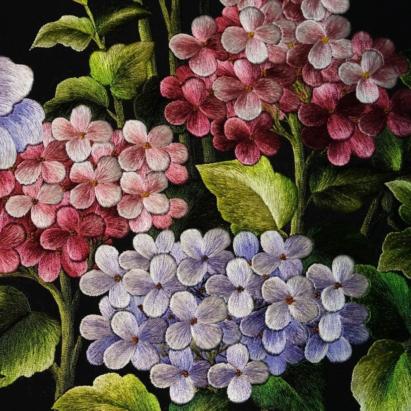 Tranh thêu tay Hoa Ngũ Phúc – Nét duyên dáng trong từng đường kim mũi chỉ - Ảnh 4