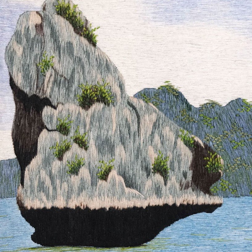 Tranh thêu tay Hòn Trống Mái Hạ Long – Khám phá vẻ đẹp tuyệt mỹ của di sản quốc gia - Ảnh 2