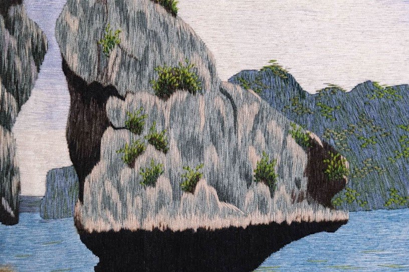 Tranh thêu tay Hòn Trống Mái Hạ Long – Khám phá vẻ đẹp tuyệt mỹ của di sản quốc gia - Ảnh 3