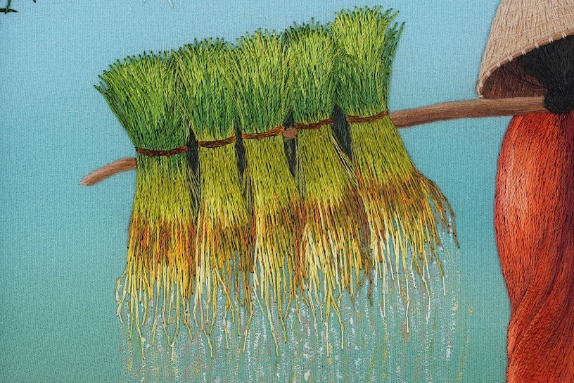 Tranh thêu tay Gánh Mạ của Mẹ – Nét nghệ thuật đầy cảm xúc từ quê hương - Ảnh 3