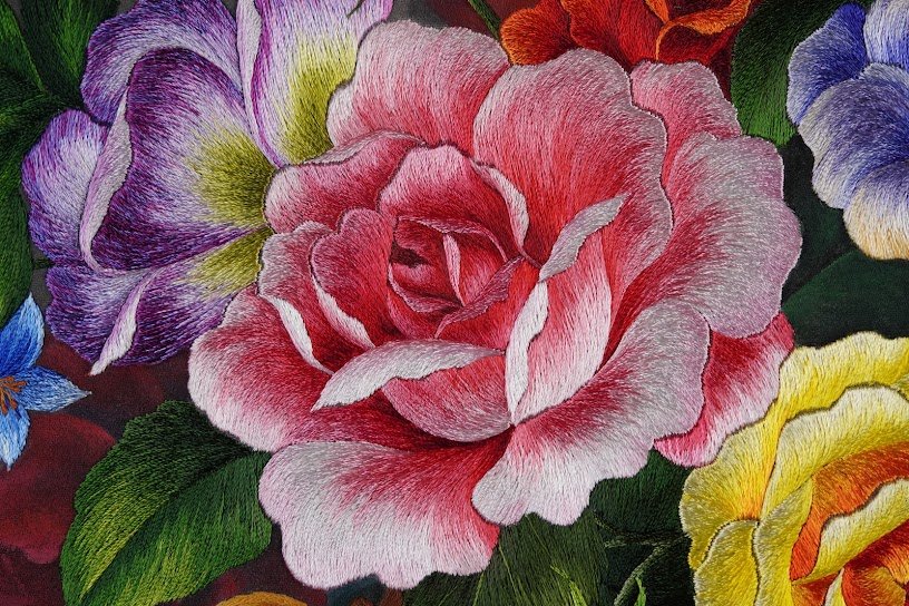 Tranh thêu tay Hoa ngũ phúc – "Sắc Màu Nghệ Thuật trong Từng Đường Kim" - Ảnh 2