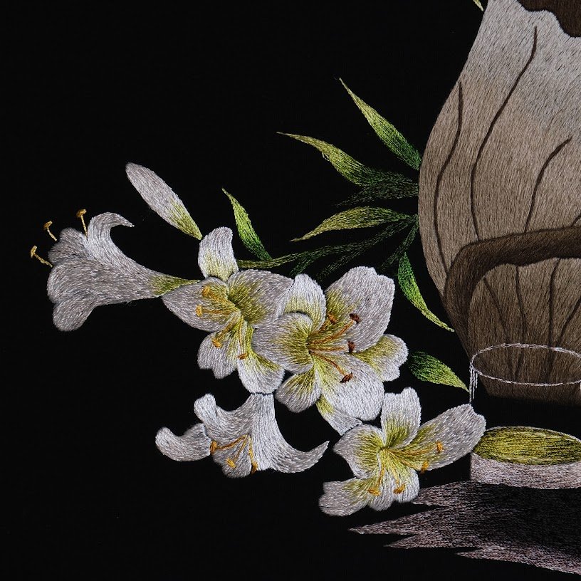 Tranh thêu tay Hoa Loa Kèn – "Hương Sắc Tinh Tế Cho Không Gian Sống" - Ảnh 3