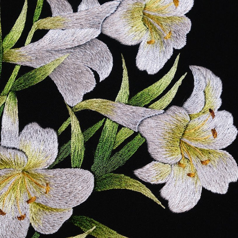 Tranh thêu tay Hoa Loa Kèn – "Hương Sắc Tinh Tế Cho Không Gian Sống" - Ảnh 4