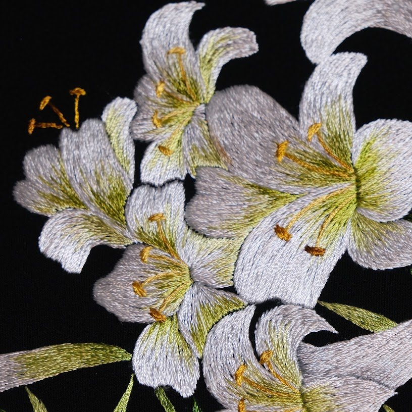 Tranh thêu tay Hoa Loa Kèn – "Hương Sắc Tinh Tế Cho Không Gian Sống" - Ảnh 2