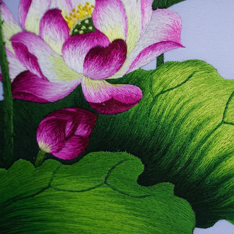 Tranh thêu tay Hoa Sen – Vẻ Đẹp Tinh Tế Giữa Màu Sắc Thanh Khiết - Ảnh 4