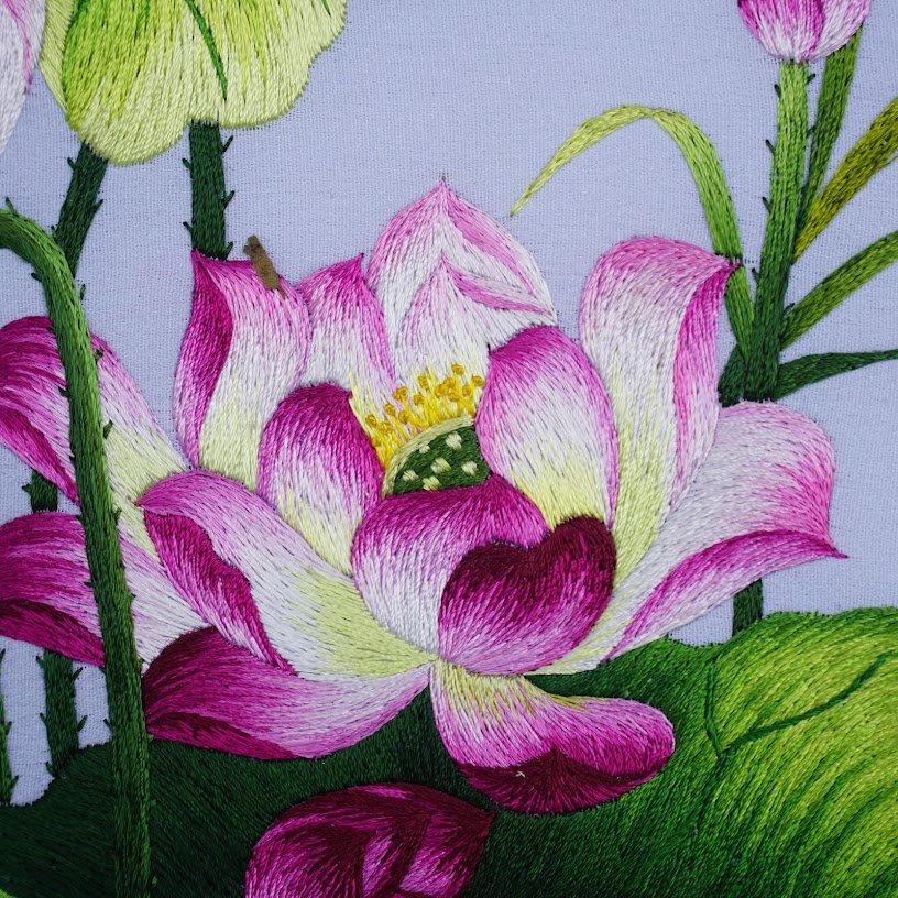 Tranh thêu tay Hoa Sen – Vẻ Đẹp Tinh Tế Giữa Màu Sắc Thanh Khiết - Ảnh 7