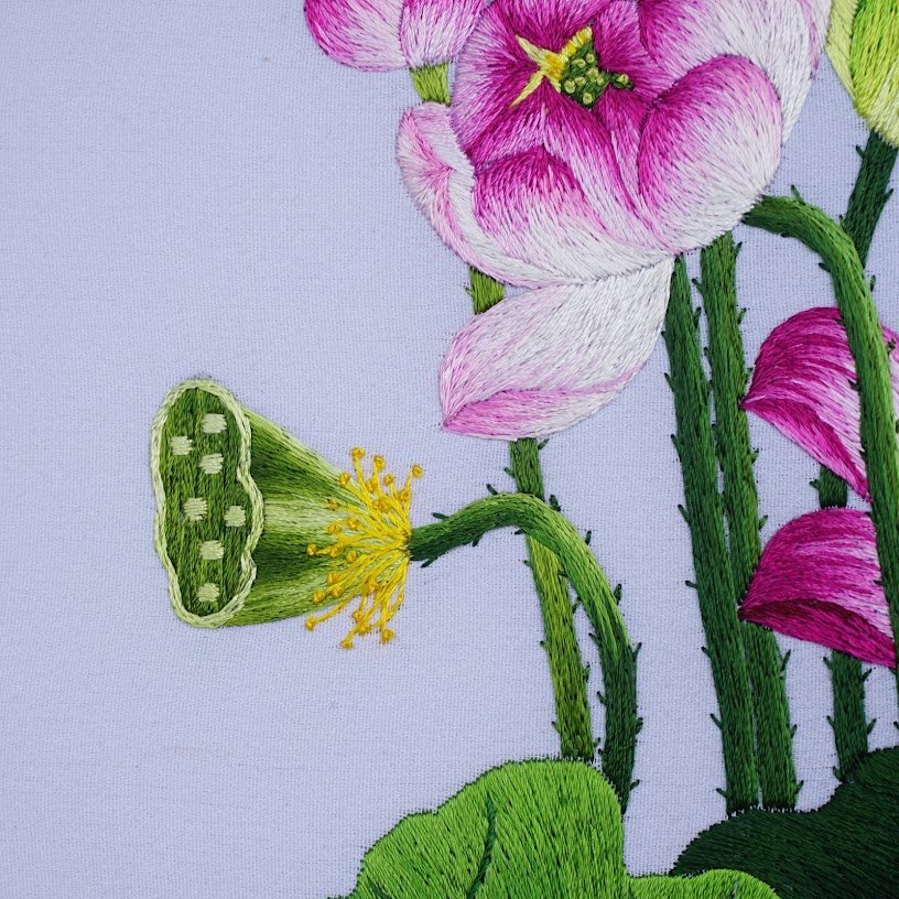 Tranh thêu tay Hoa Sen – Vẻ Đẹp Tinh Tế Giữa Màu Sắc Thanh Khiết - Ảnh 2