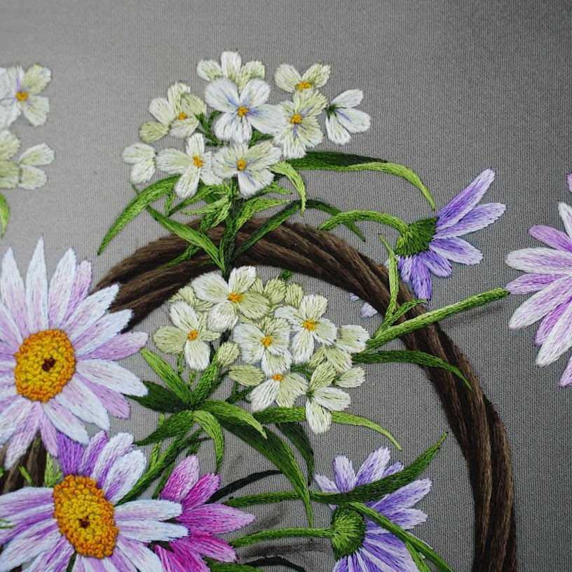 Tranh thêu tay Giỏ Hoa Cúc – Mời Xuân Về Cùng Hương Sắc Tươi Mát - Ảnh 2