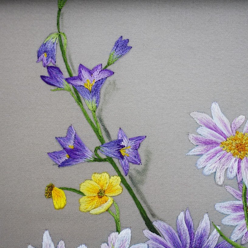 Tranh thêu tay Giỏ Hoa Cúc – Mời Xuân Về Cùng Hương Sắc Tươi Mát - Ảnh 3