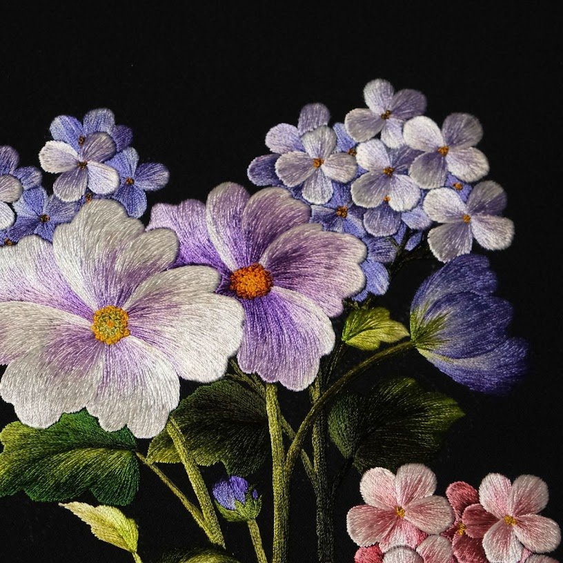 Tranh thêu tay Hoa Ngũ Phúc – Nét duyên dáng trong từng đường kim mũi chỉ - Ảnh 5