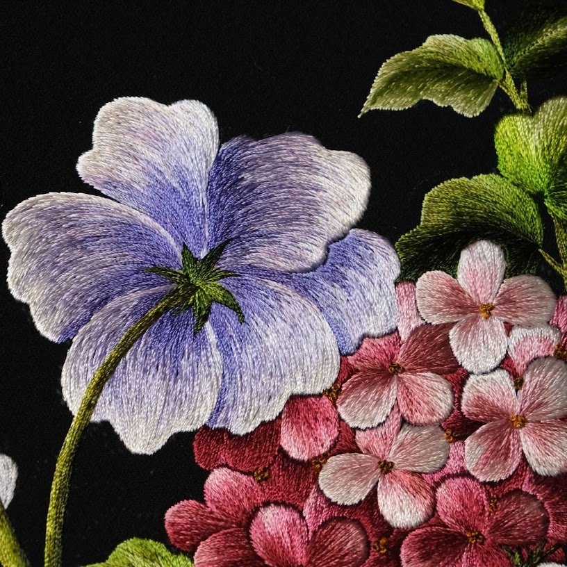 Tranh thêu tay Hoa Ngũ Phúc – Nét duyên dáng trong từng đường kim mũi chỉ - Ảnh 2