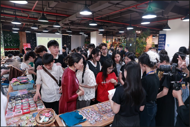 Khi người trẻ thêu lại truyền thống