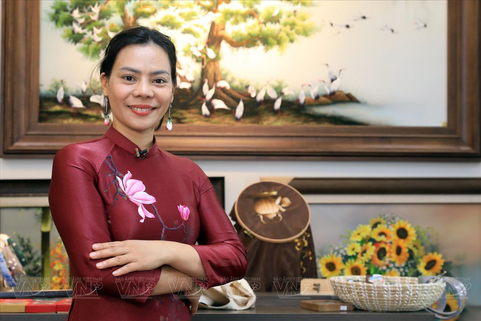 Nghệ nhân Nguyễn Thị Hằng với áo dài thêu tay