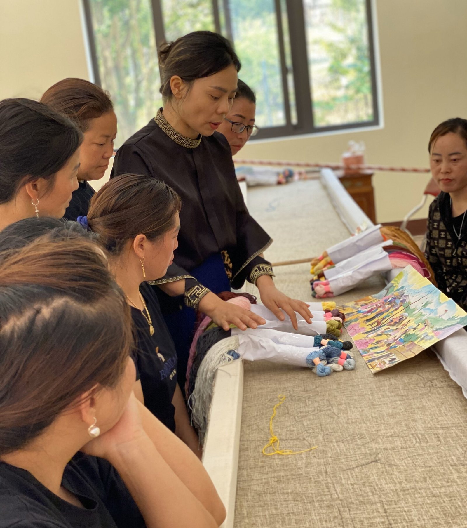 Bức tranh thêu tay “Si Ma Cai – Hương sắc vùng cao” đạt kỷ lục GUINNESS Việt Nam